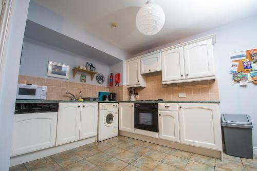 Beautiful And Spacious 2 Bedroom Apartment With Stunning Beach Views