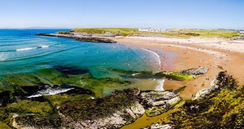 Beautiful And Spacious 2 Bedroom Apartment With Stunning Beach Views