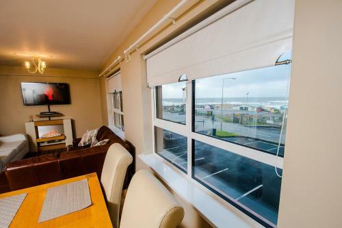 Elegant Two Bedroom Apartment At The Beach And Waves.