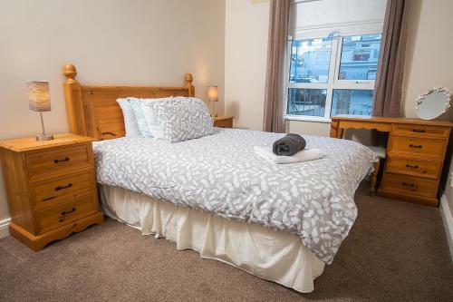 Elegant Two Bedroom Apartment At The Beach And Waves.