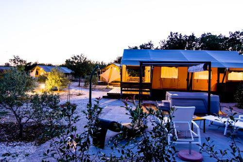 Grande Glamping With Pool