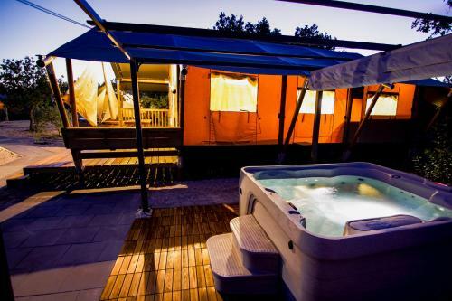 Grande Glamping With Pool