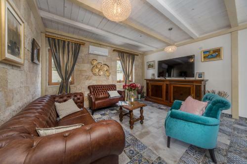 Villa Perina Biograd, Something Completely Different