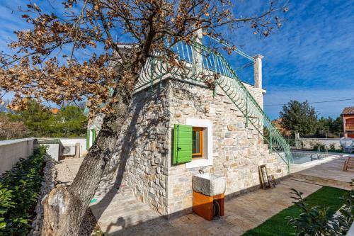 Villa Perina Biograd, Something Completely Different