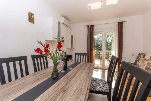 Poolincluded Apartment Mirjana