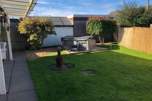 **hot Tub**eye Catching And Trendy**pet Friendly**