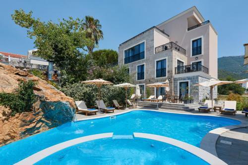 Moderna Luxury Apartments With Heated Pool