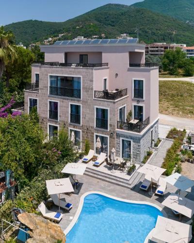 Moderna Luxury Apartments With Heated Pool