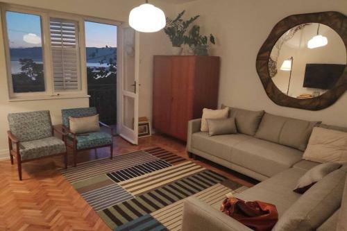 Lovely And Peaceful Vintage Apartment Near Beach