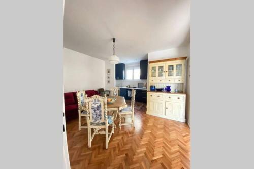Lovely And Peaceful Vintage Apartment Near Beach