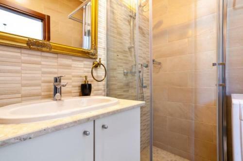 Tivat Apartment With Pool And Amazing Sea Views