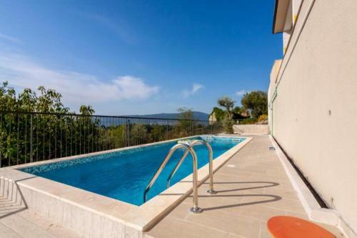 Tivat Apartment With Pool And Amazing Sea Views