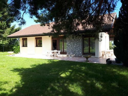 Maison Enti�re Dans Un Parc Arbor� En Haute-savoie