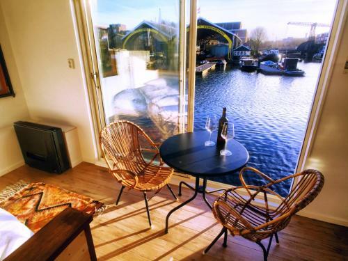 Houseboat Concordia B&B
