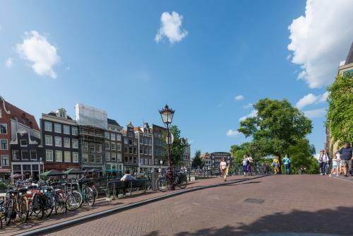 Canal View Amsterdam Apartment