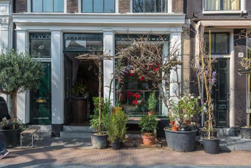 Canal View Amsterdam Apartment