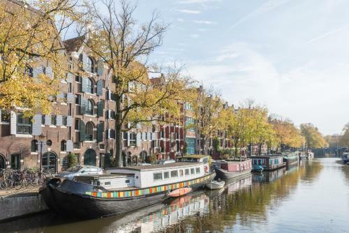 Canal View Amsterdam Apartment