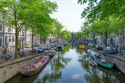 Canal View Amsterdam Apartment