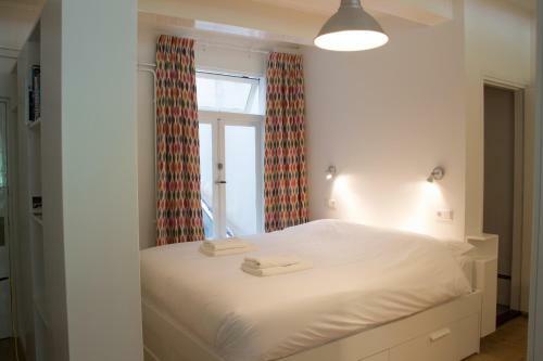 Canal View Amsterdam Apartment