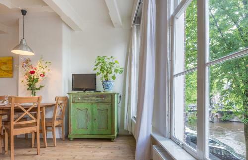 Canal View Amsterdam Apartment