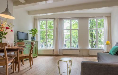 Canal View Amsterdam Apartment