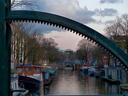 Central & Quiet Canal Apartment