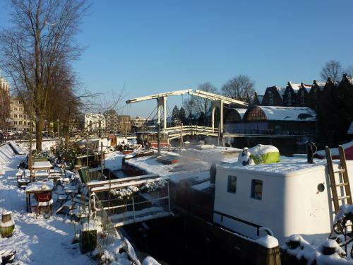 Central & Quiet Canal Apartment
