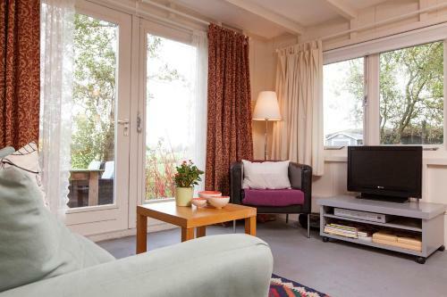 Very Nice Cottage In Durgerdam, With Private Garden, Free Parking, Pets Allowed