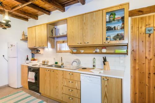 Aradena Traditional House 2