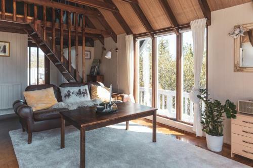Lodge Bj�rk - A Cozy Hilltop Cottage - Great Location!