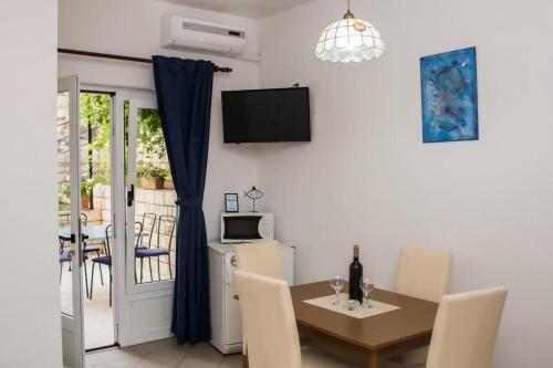 Apartments By The Sea Brist, Makarska - 18097