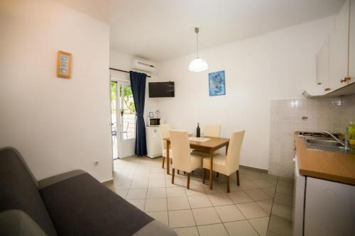 Apartments By The Sea Brist, Makarska - 18097