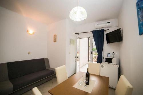 Apartments By The Sea Brist, Makarska - 18097