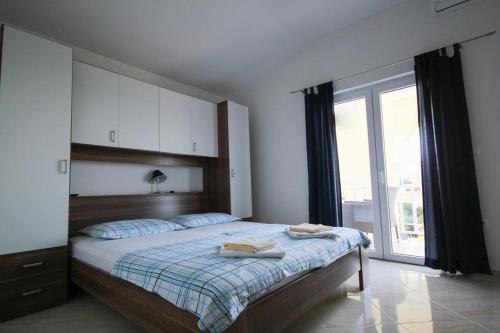 Apartments By The Sea Brist, Makarska - 18096