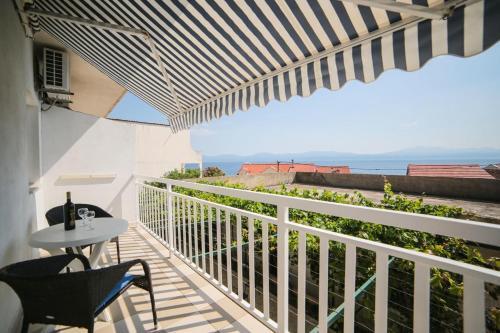 Apartments By The Sea Brist, Makarska - 18096
