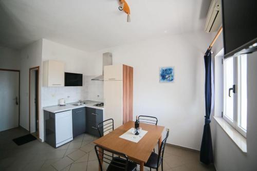 Apartments By The Sea Brist, Makarska - 18096