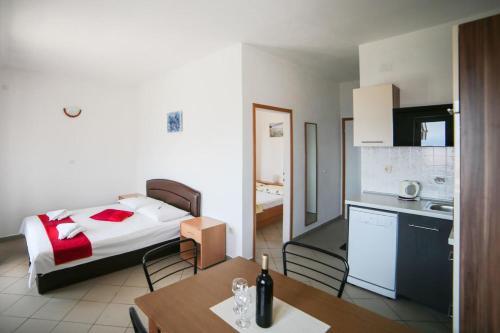 Apartments By The Sea Brist, Makarska - 18096