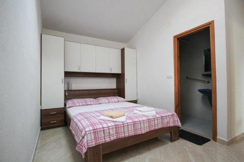 Apartments By The Sea Brist, Makarska - 18096