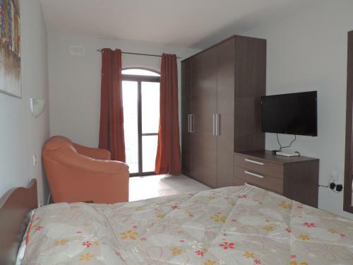 Antros, Apartment 1