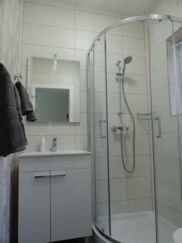 Antros, Apartment 1