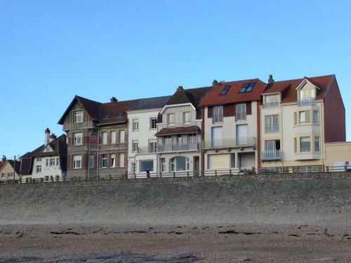 Villa Face A La Mer , L Artiste