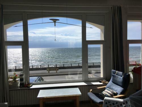 Villa Face A La Mer , L Artiste
