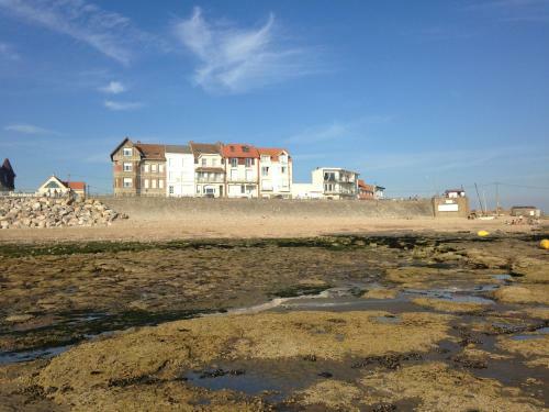 Villa Face A La Mer , L Artiste