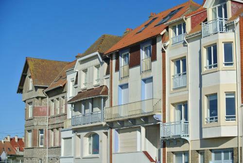 Villa Face A La Mer , L Artiste