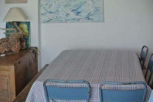 Villa Face A La Mer , L Artiste