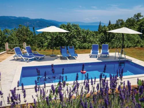 Apartment Rea With Pool