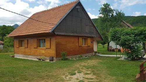 Hostal Holiday House Bru?ane