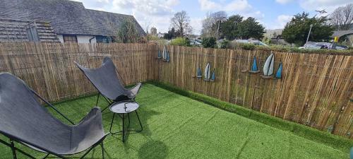Hostal Holly Cottages