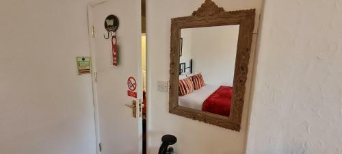 Hostal Holly Cottages