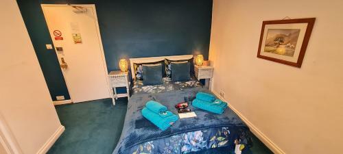 Hostal Holly Cottages